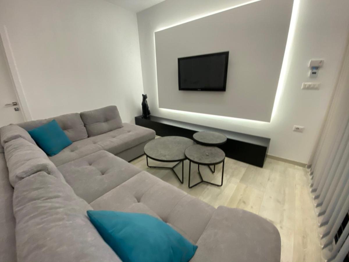 White 2 - Luxury * Velipojë